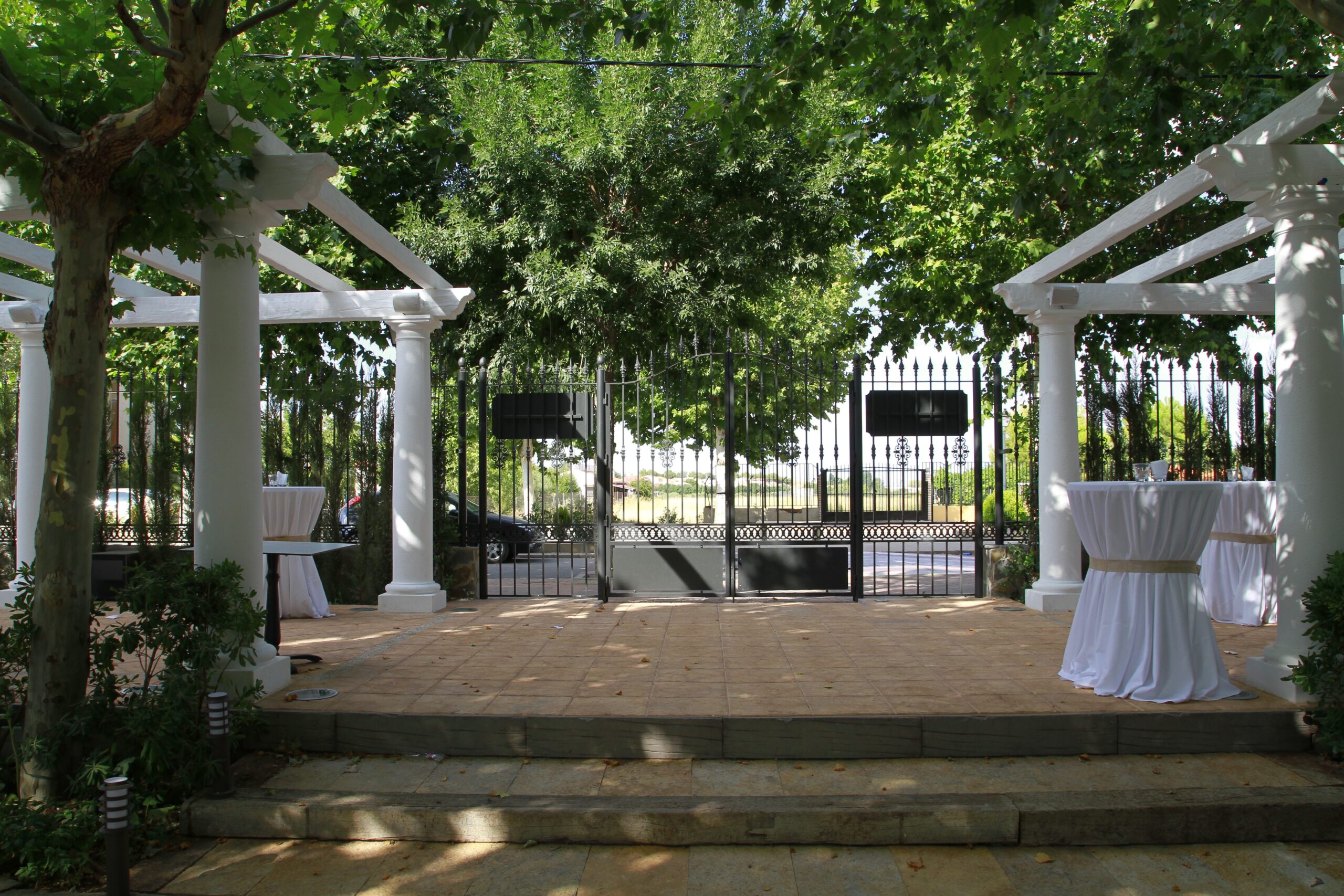 Celebrar boda en un restaurante con jardín